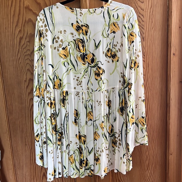 SZ M - Free People top - loose and flowy - long bell sleeves - Picture 3 of 5